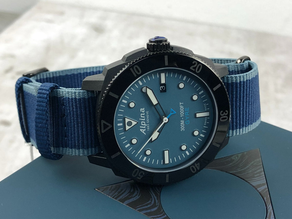 Orologio Alpina subacqueo con cassa scura, quadrante blu e cinturino NATO