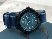 Orologio Alpina subacqueo con cassa scura, quadrante blu e cinturino NATO