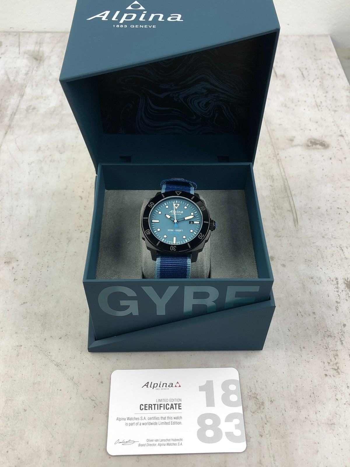 Orologio Alpina su cinturino NATO blu con quadrante blu e ghiera nera