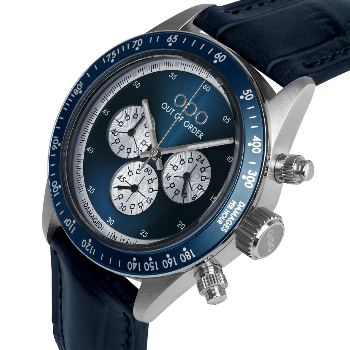 Orologio cronografo con quadrante blu scuro, lunetta blu e tre contatori, cassa in acciaio.