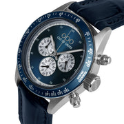 Orologio cronografo con quadrante blu scuro, lunetta blu e tre contatori, cassa in acciaio.