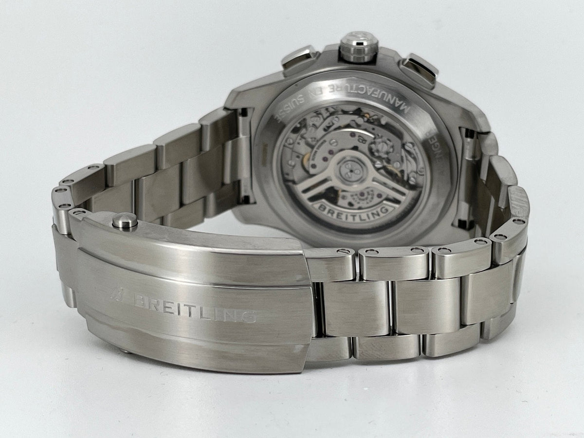 Orologio Breitling Avenger visto dal retro, bracciale in acciaio e fondello