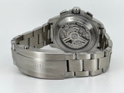 Orologio Breitling Avenger visto dal retro, bracciale in acciaio e fondello