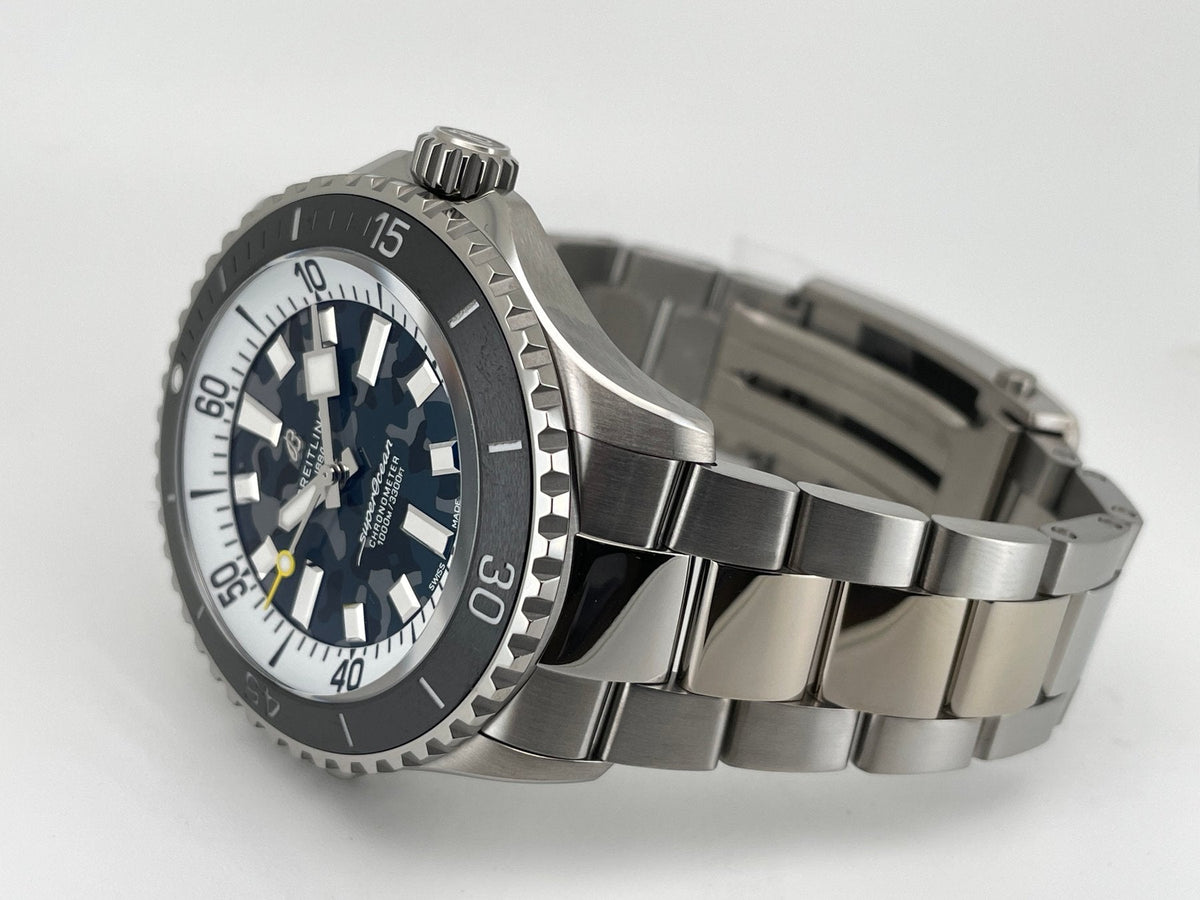 Orologio subacqueo in titanio con quadrante nero mimetico e bracciale a maglie