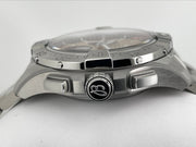 Orologio Breitling Avenger lato destro con corona e pulsanti, cassa in acciaio lucido