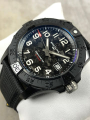 Orologio Breitling con quadrante nero e lancette rosse, cinturino nero tessitura, cassa scura