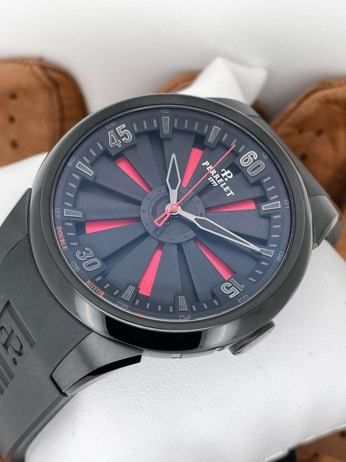 Orologio automatico con quadrante blu e rosso, indici luminescenti, cassa nera