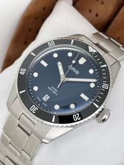 Orologio sub ORIS con quadrante blu scuro e lunetta nera, cassa e bracciale acciaio.