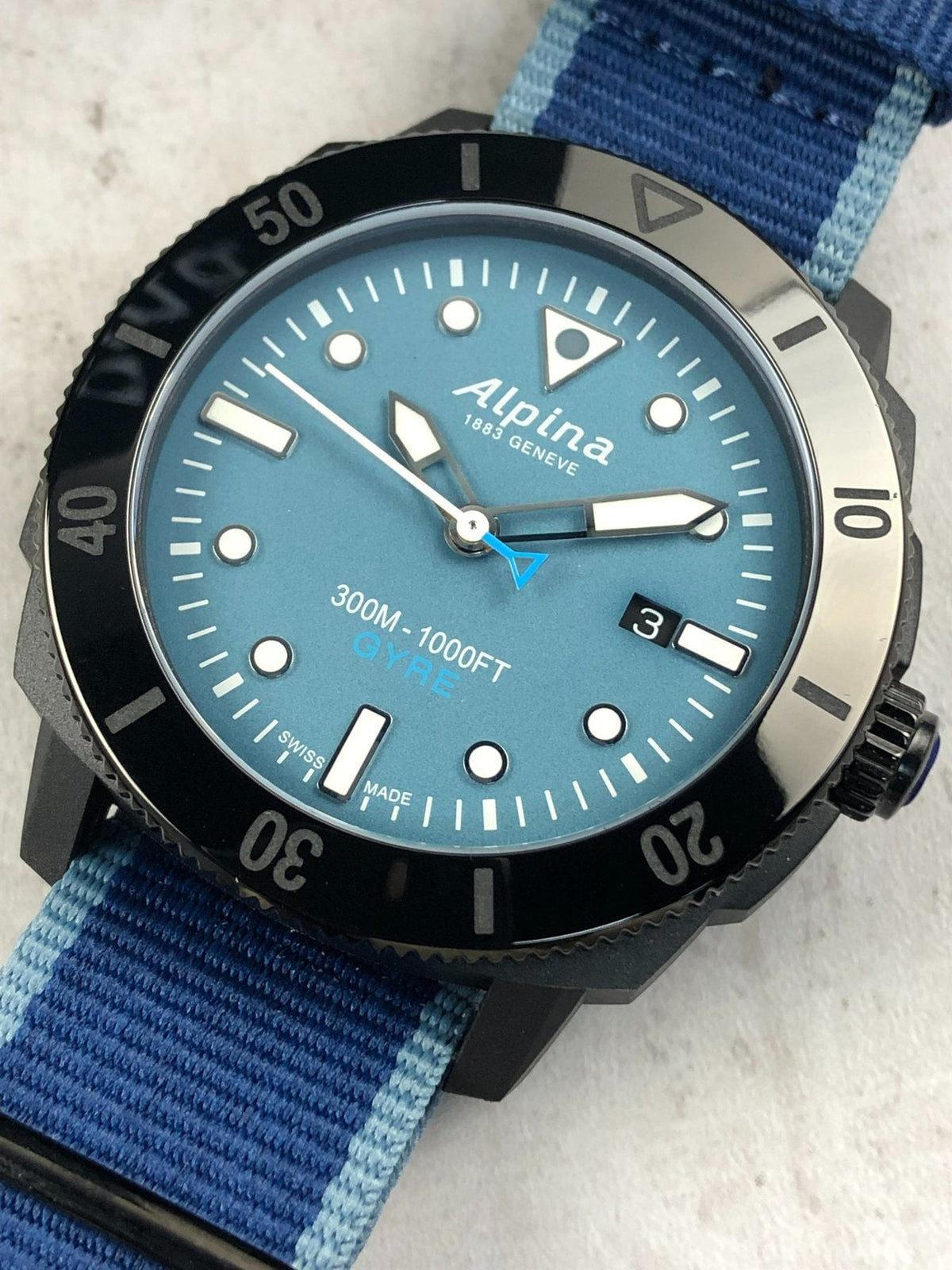 Orologio subacqueo Alpina con quadrante blu sfumato, lancette e ghiera nera