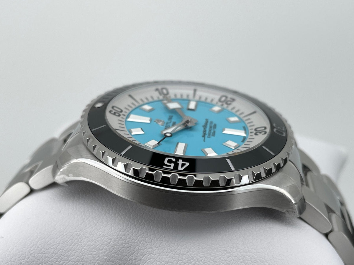 Orologio Breitling Superocean con lunetta nera e quadrante turchese dettagliato