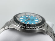 Orologio Breitling Superocean con lunetta nera e quadrante turchese dettagliato