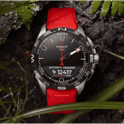 Orologio Tissot in giardino: quadrante nero con Activity Tracker e cinturino rosso