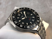 Orologio GMT Montblanc con quadrante nero, indici bianchi e cinturino in acciaio