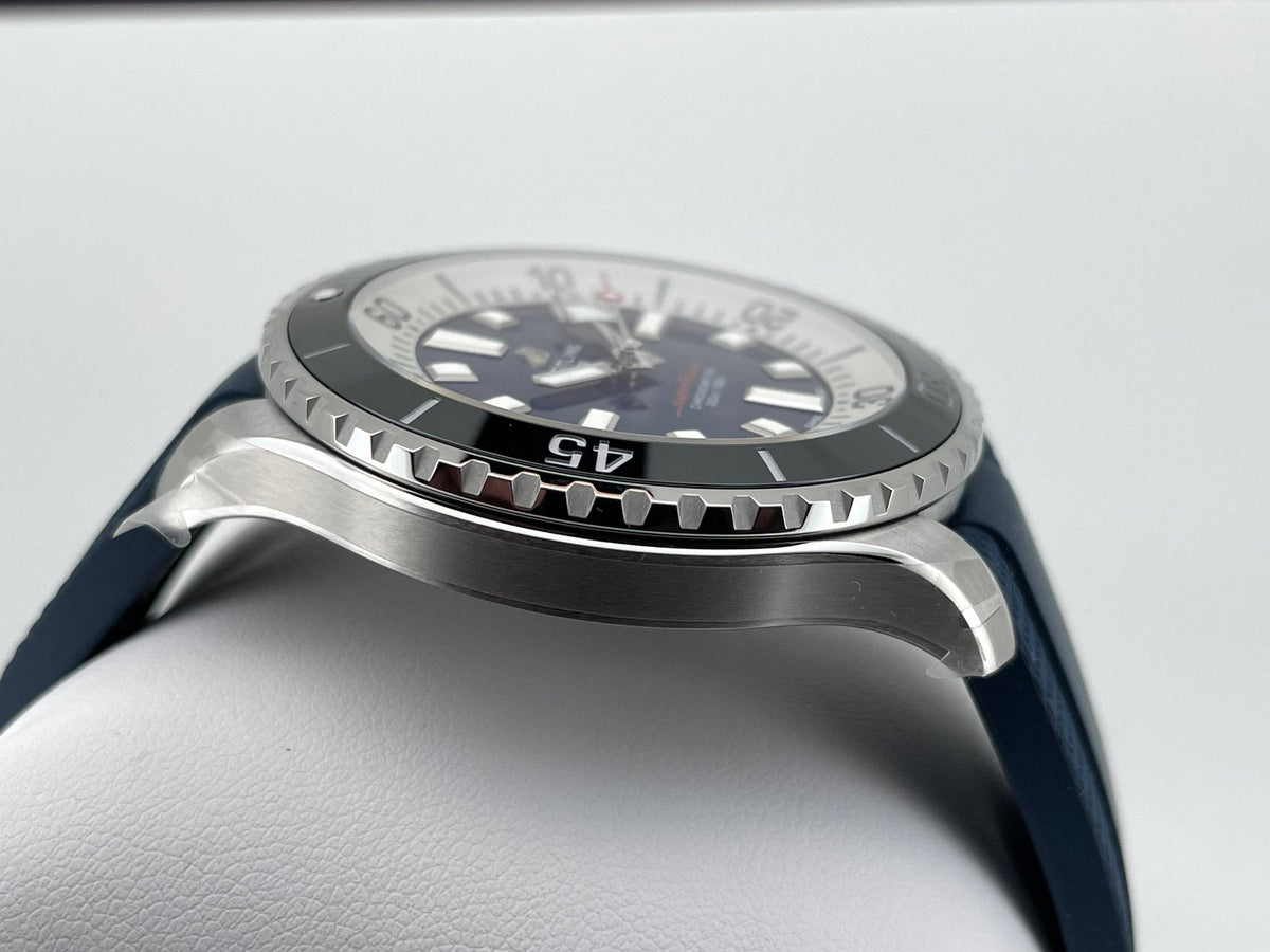 Orologio Breitling subacqueo con quadrante blu e lunetta in ceramica zigrinata