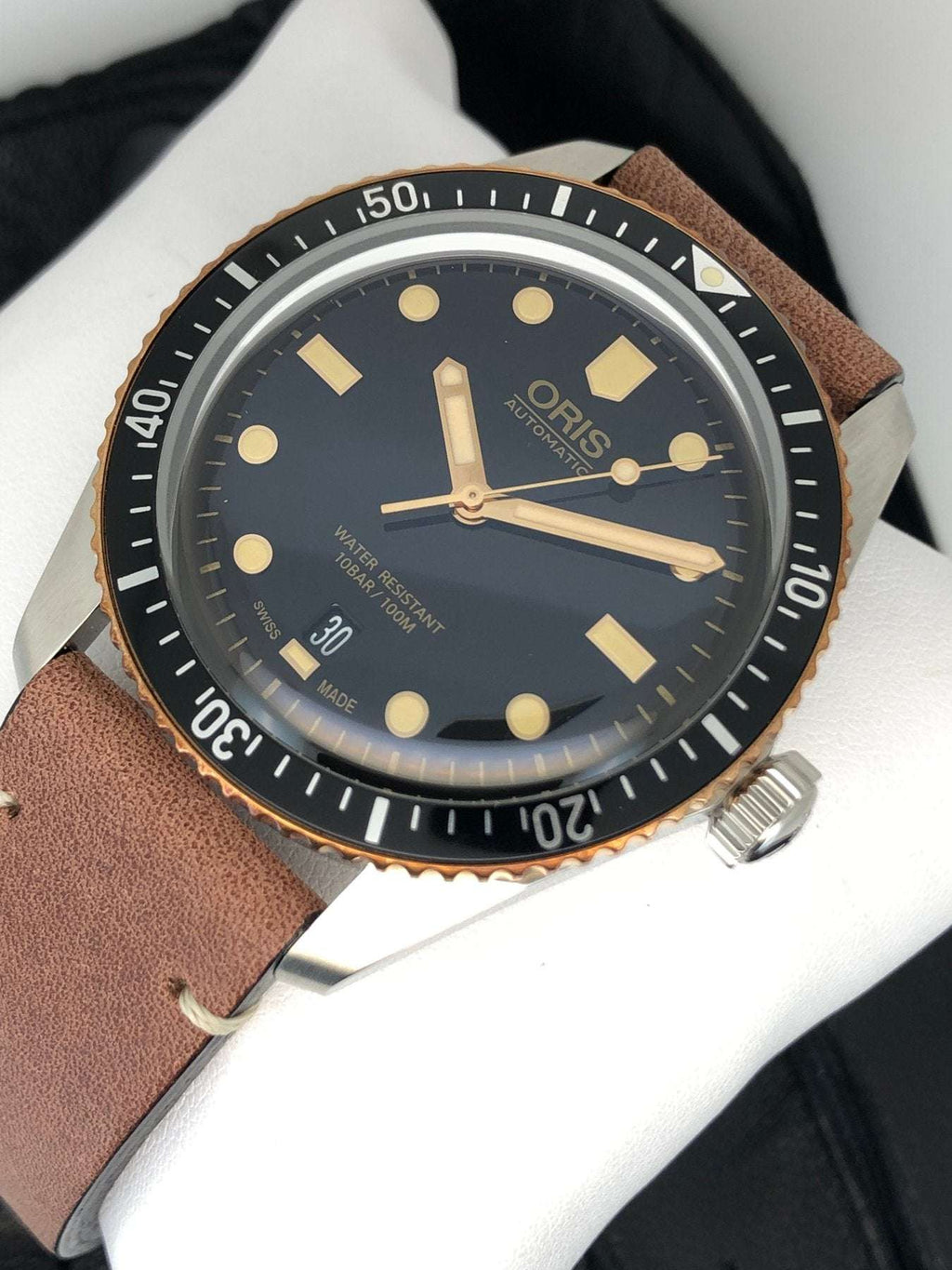 Oris Divers Sixty-Five Uomo 40mm Cassa Acciaio e Bronzo Quadrante Nero Automatico Calibro 733 Vetro Zaffiro Lunetta Diver Cinturino Pelle Data Super-LumiNova 100m Swiss Made Ref. 01 733 7707 4354-07 5 20 45 Oasi Watch