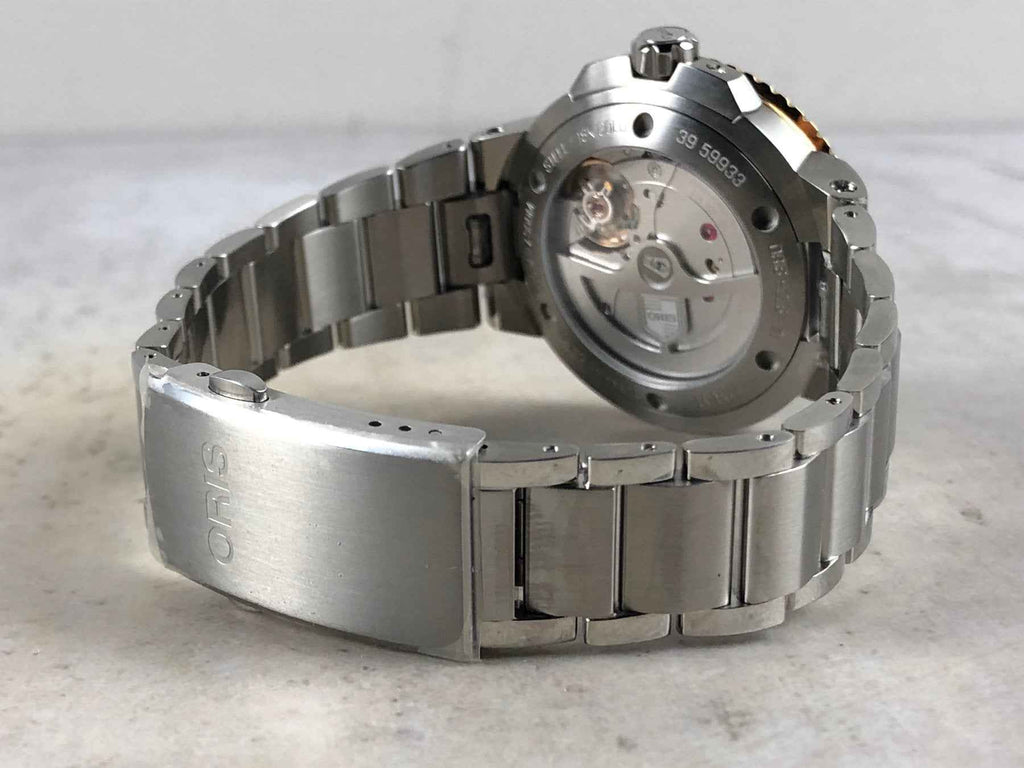Orologio subacqueo ORIS con fondello e cinturino in acciaio, vista laterale