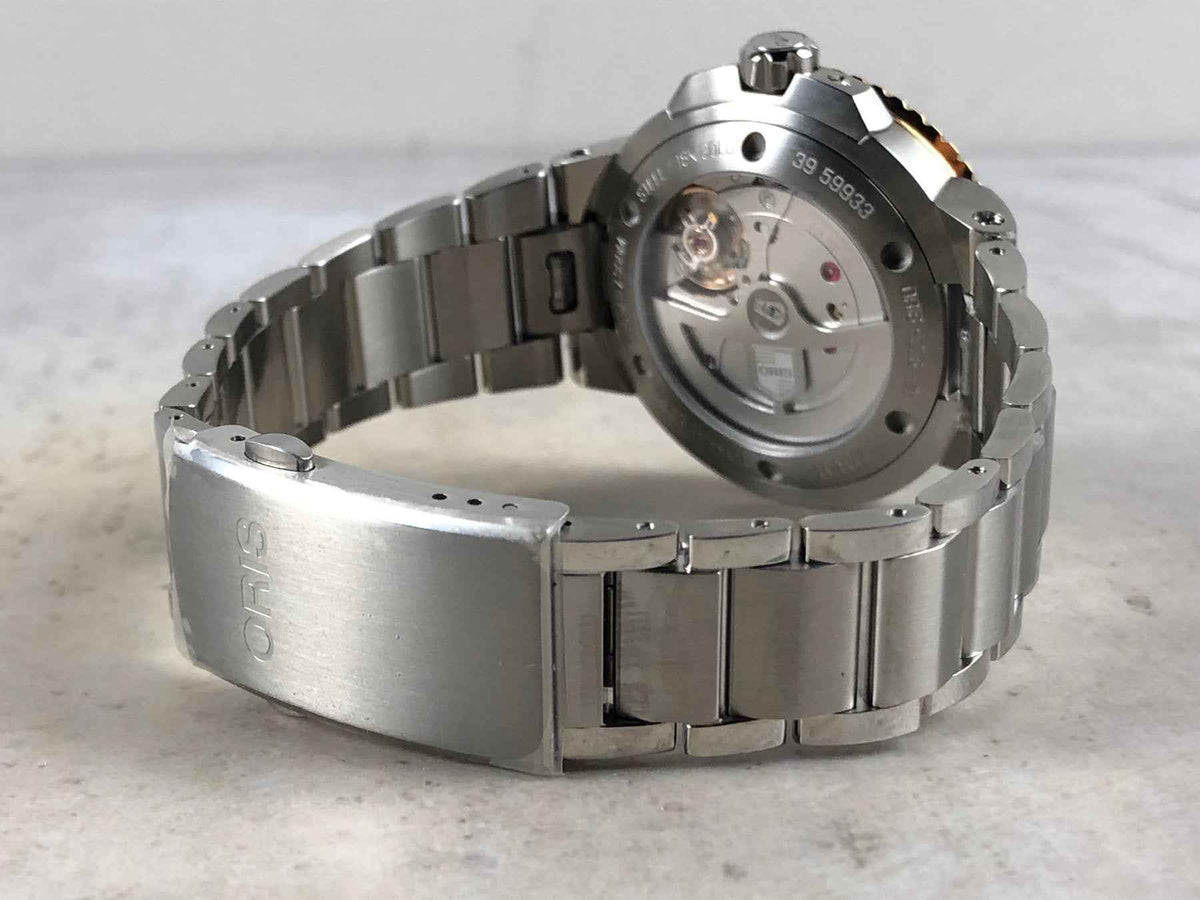 Orologio subacqueo ORIS con fondello e cinturino in acciaio, vista laterale