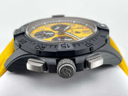 Orologio Breitling con quadrante giallo e cassa nera/grigio, pulsanti laterali.