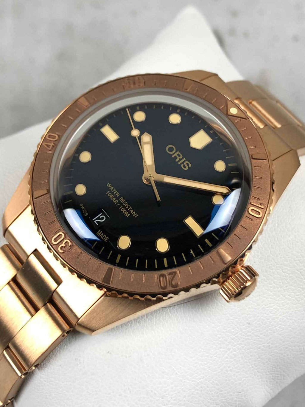 Orologio Oris subacqueo con quadrante nero, ghiera bronzo e bracciale a maglie