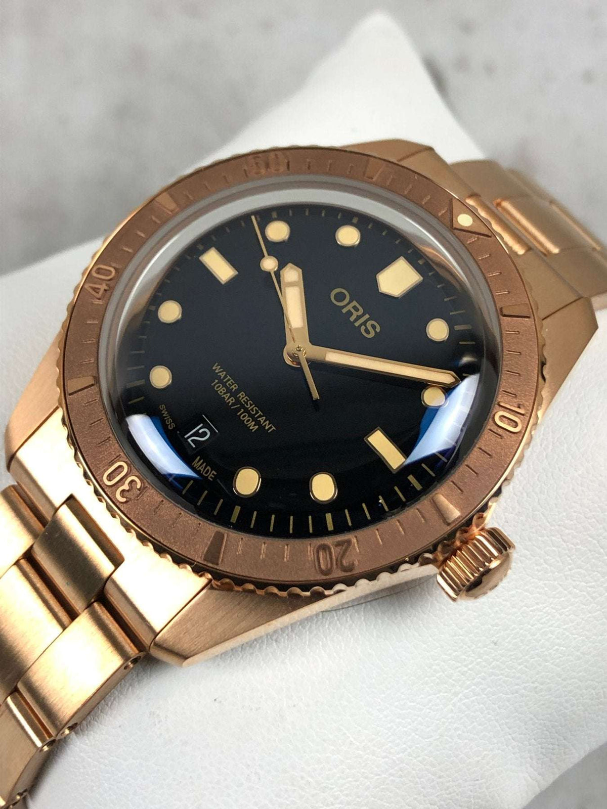 Oris Divers Sixty-Five Date Cotton Candy Sepia Uomo 38mm Bronzo Quadrante Nero Automatico Calibro 733-1 Vetro Zaffiro Lunetta Diver Bracciale Bronzo Data 100m Swiss Made Ref. 01 733 7771 3154-07 8 19 15 Oasi Watch
