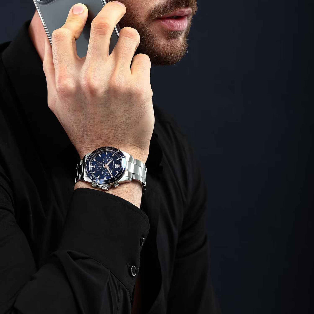 Orologio al polso con quadrante blu e bracciale in acciaio