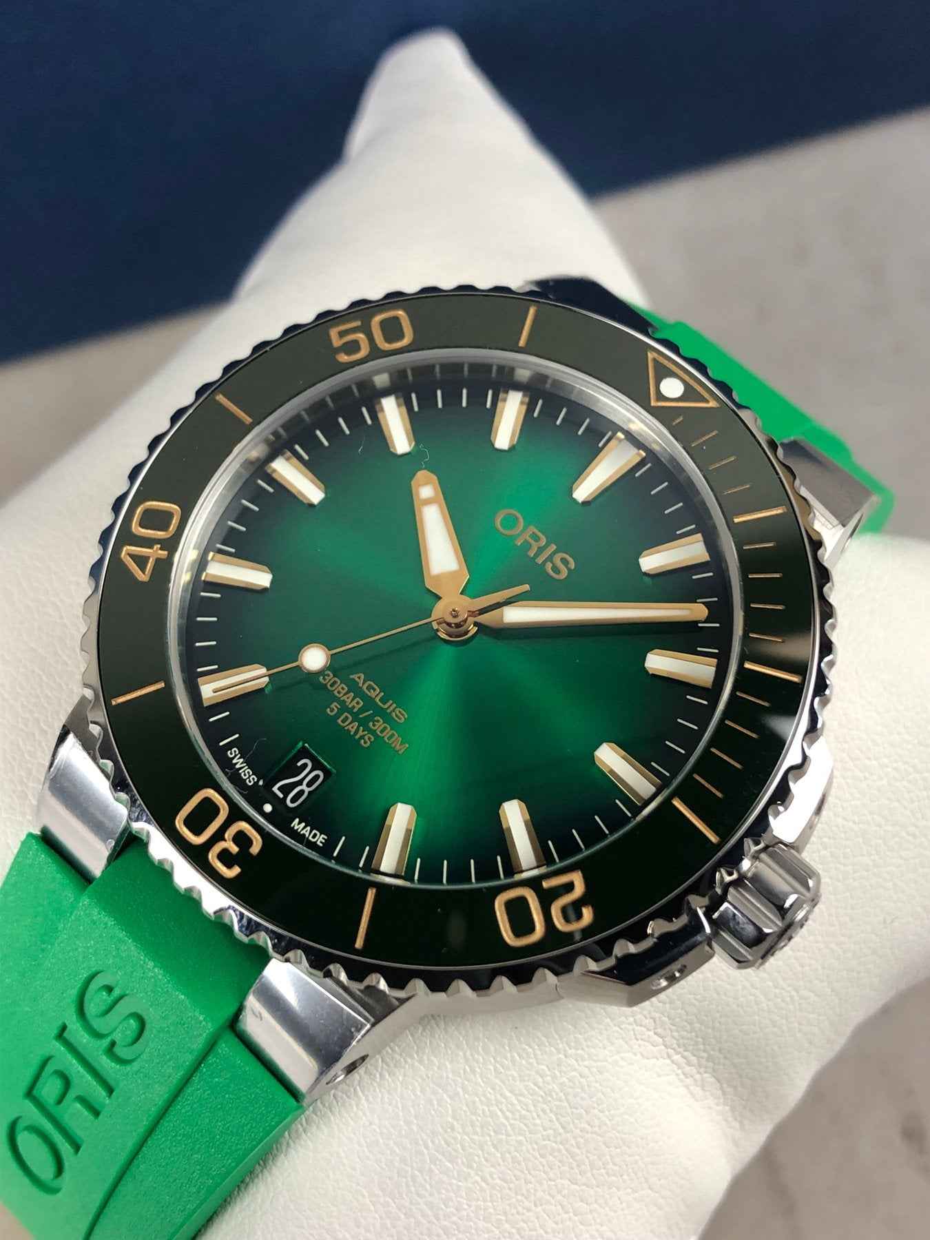 Orologio Oris con quadrante verde scuro e ghiera nera con numeri dorati