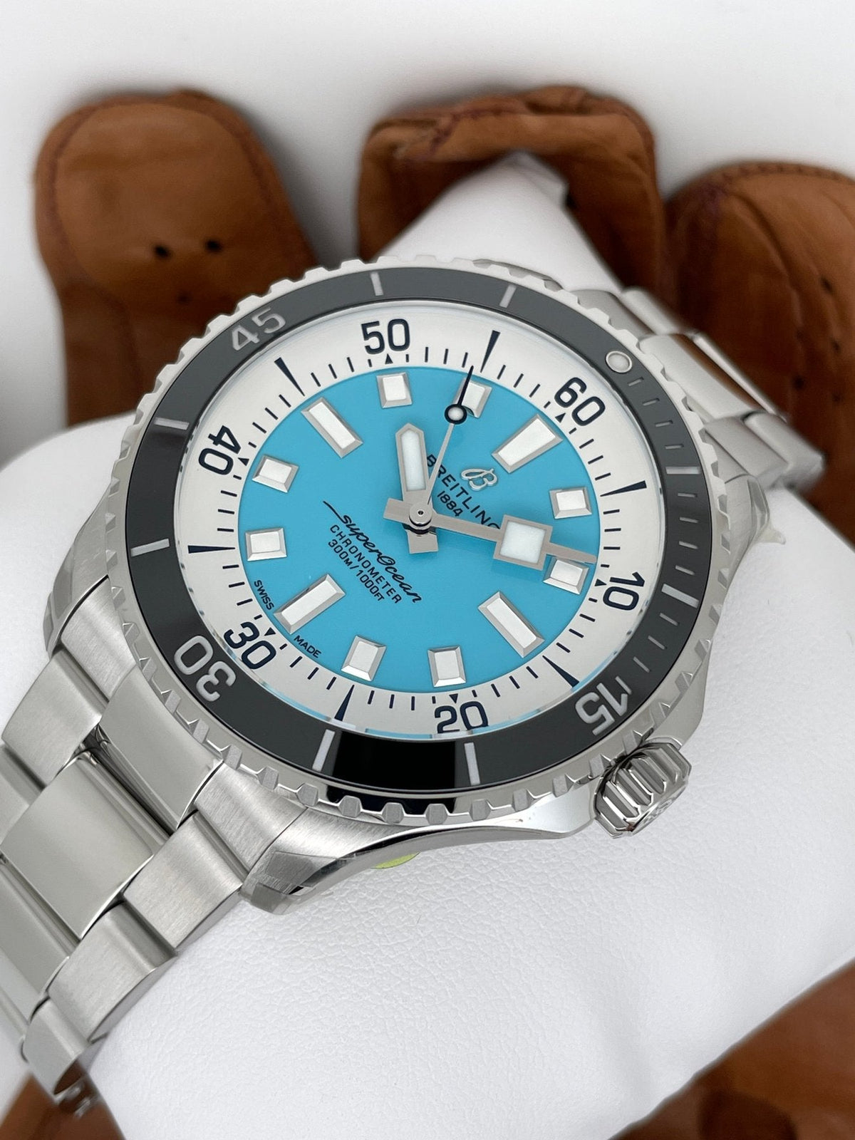 Orologio Breitling Superocean con quadrante turchese e indici metallici, cassa in acciaio