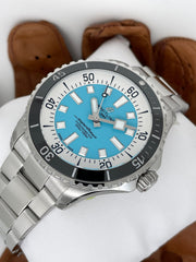 Orologio Breitling Superocean con quadrante turchese e indici metallici, cassa in acciaio