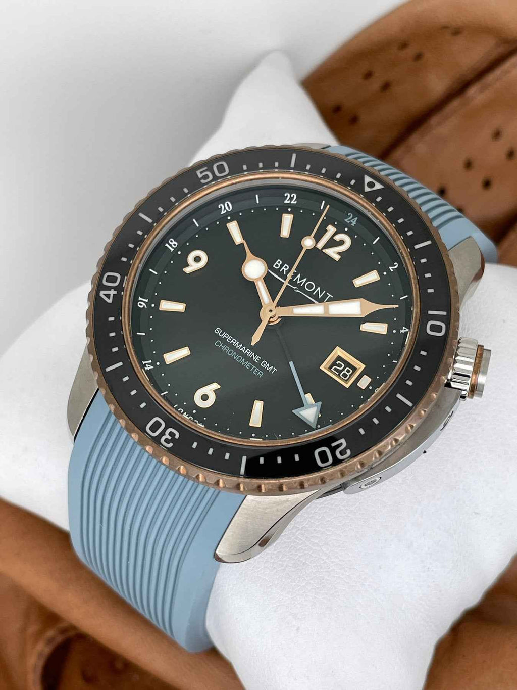Orologio subacqueo da uomo con quadrante nero e lunetta nera, cinturino gomma azzurro
