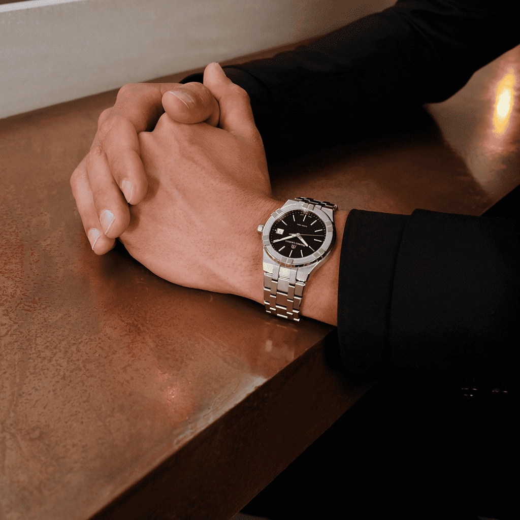 Maurice Lacroix AIKON Quartz Date Uomo 40 mm Acciaio Quadrante Blu Soleil Vetro Zaffiro Quarzo Swiss Made Bracciale Acciaio Data 10 ATM Ref. AI1108-SS002-430-1 Oasi Watch