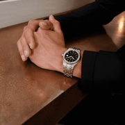 Orologio da polso con bracciale in acciaio e quadrante blu, finestra data