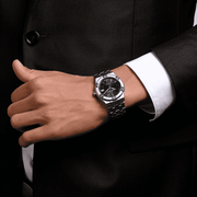 Orologio da polso in acciaio con quadrante nero e bracciale a maglie sul polso