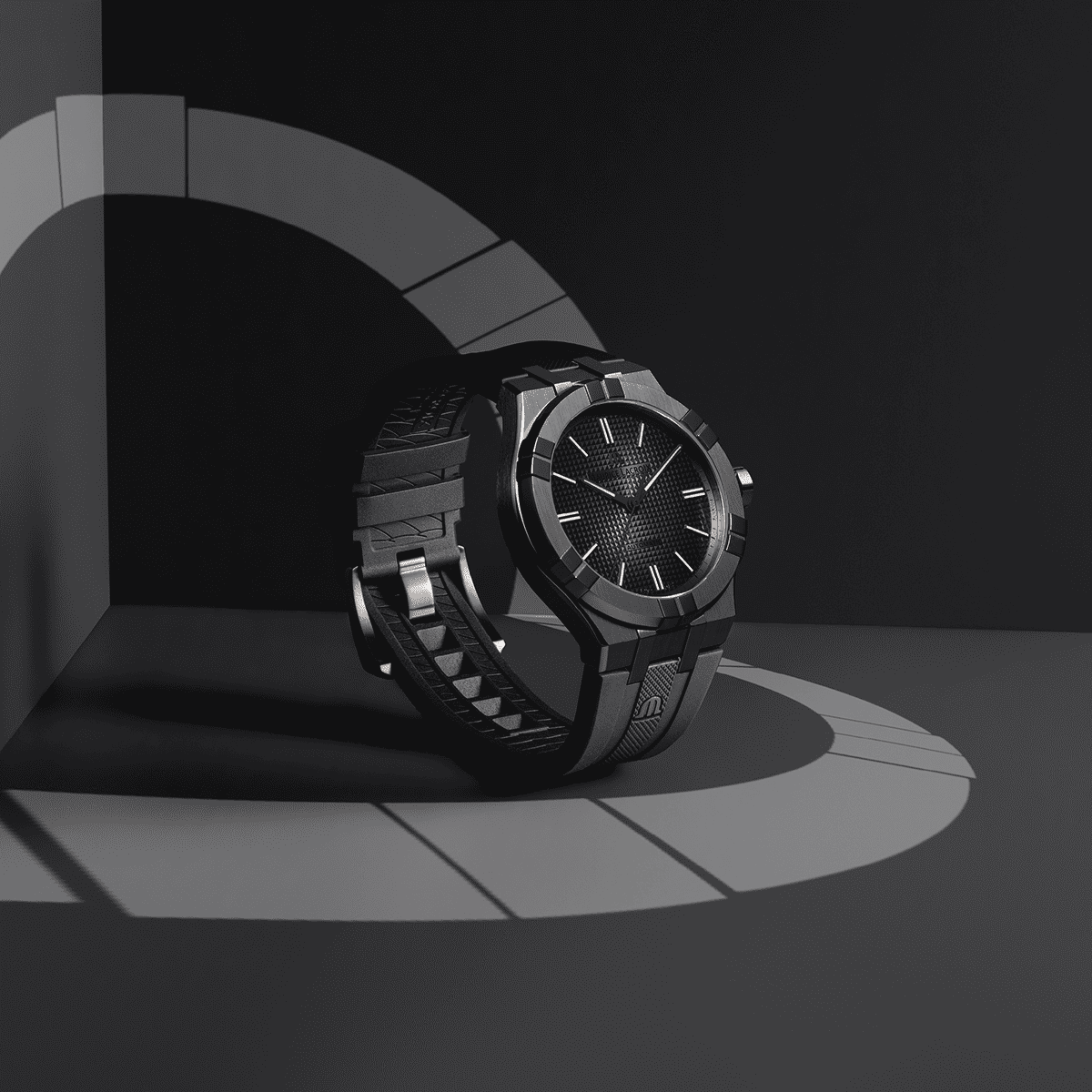 Orologio automatico nero, cassa e maglie con finitura metallica, quadrante nero a righe.
