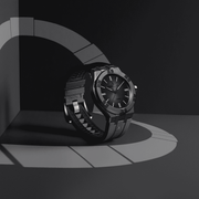 Orologio automatico nero, cassa e maglie con finitura metallica, quadrante nero a righe.