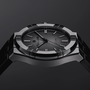 Orologio automatico, quadrante nero testurizzato e indici a barre, cassa nera.