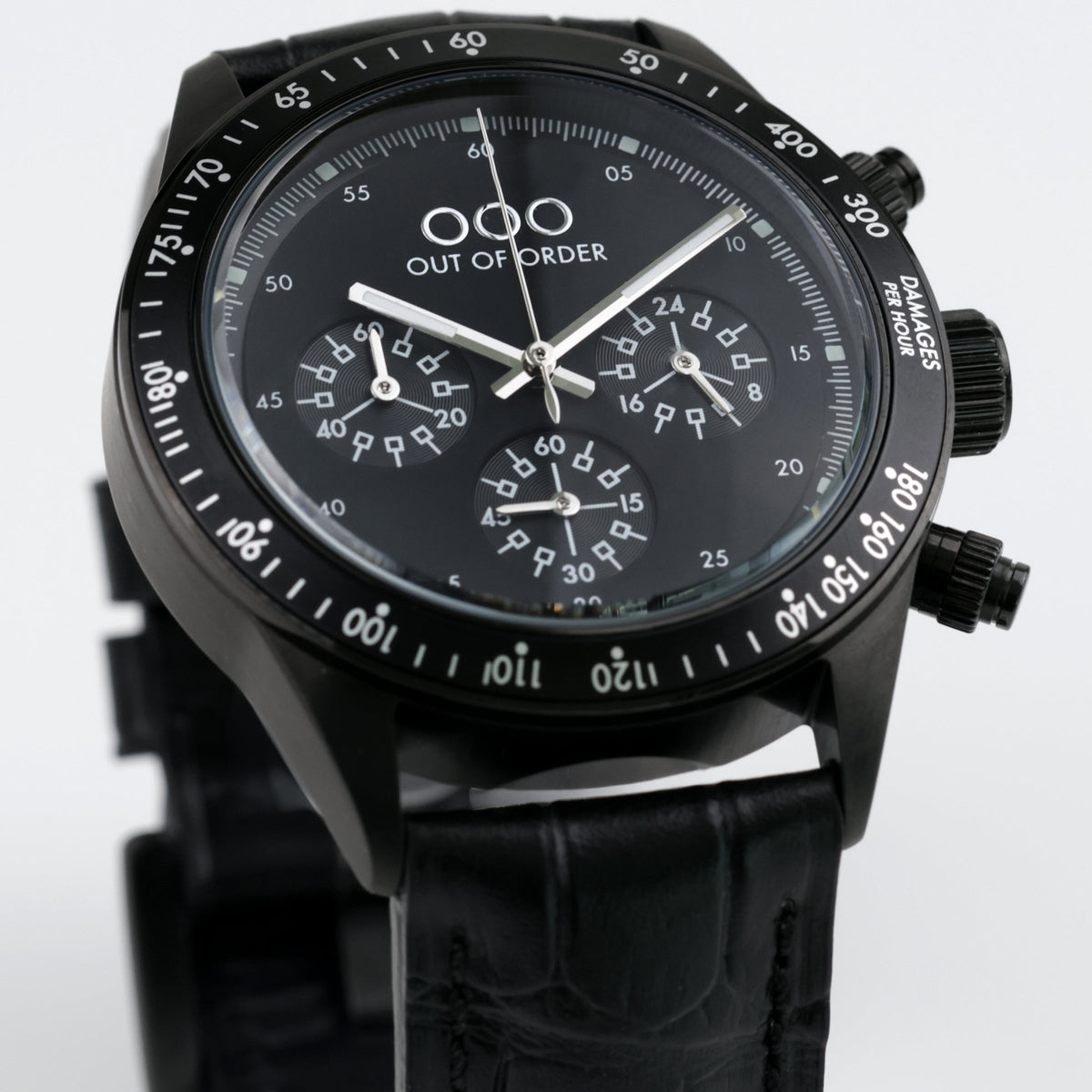 Orologio cronografo con quadrante nero, tre contatori e pulsanti laterali, cinturino pelle nera