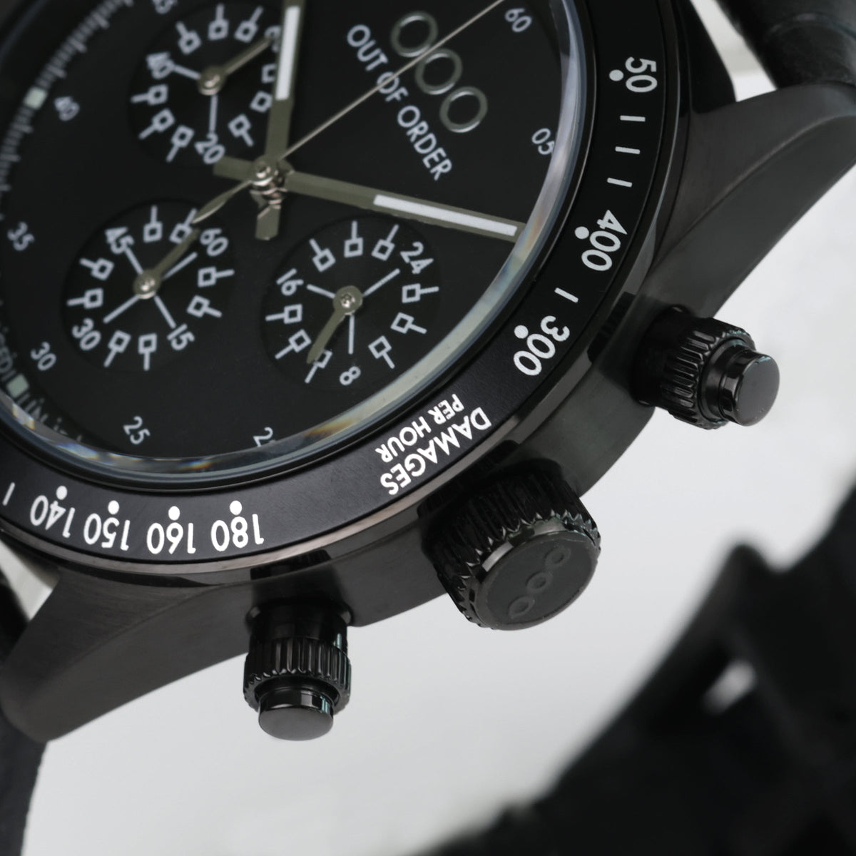 Orologio cronografo: vista laterale con pulsanti e corona, cassa nera con quadrante nero
