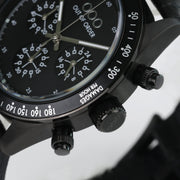 Orologio cronografo: vista laterale con pulsanti e corona, cassa nera con quadrante nero