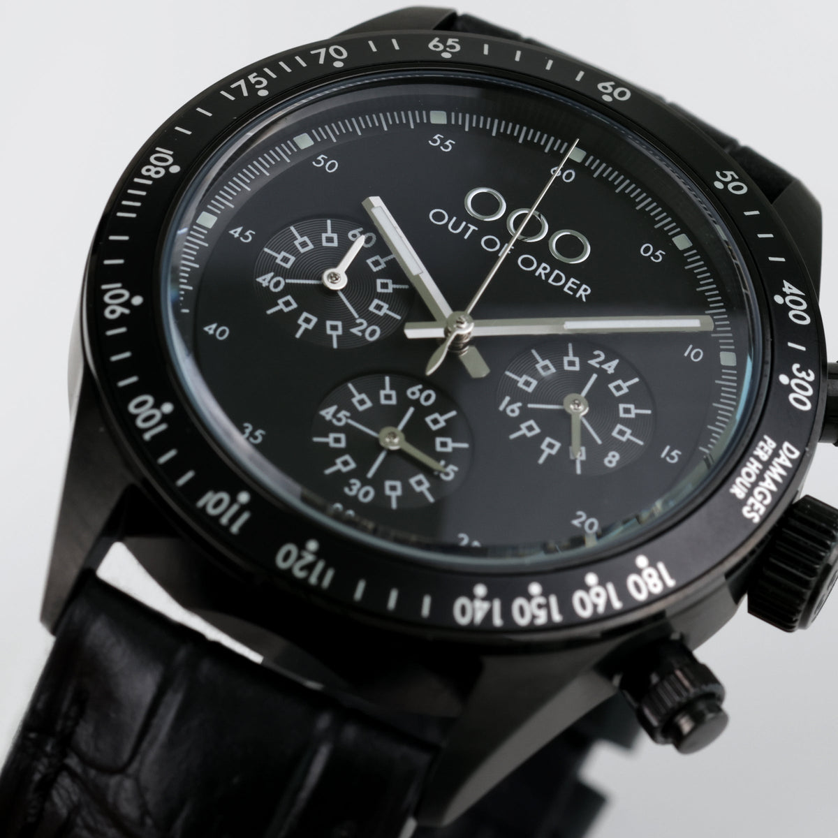 Orologio cronografo black con quadrante nero, lancette e contatori a finestrelle, pelle nera