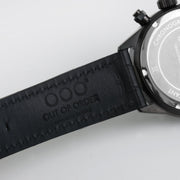 Cinturino in pelle nera con rilievo OUT OF ORDER, bordo cucito e fibbia scura