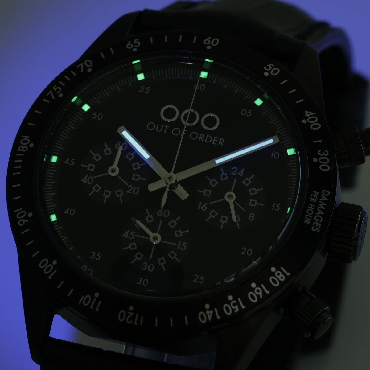 Orologio cronografo con quadrante nero e indici verdi, cassa nera e cinturino in pelle