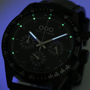 Orologio cronografo con quadrante nero e indici verdi, cassa nera e cinturino in pelle