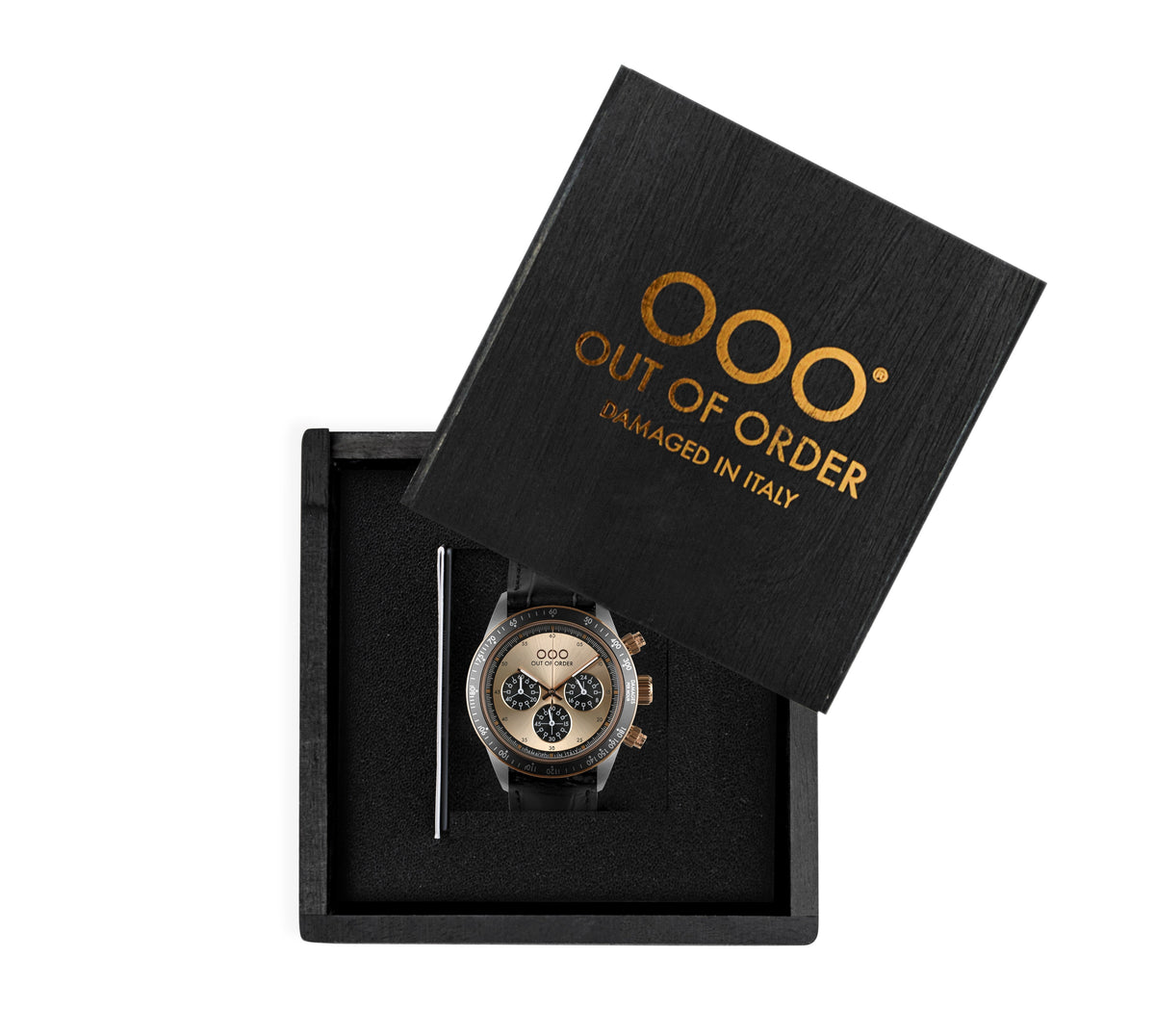 Orologio in confezione con scatola nera OOO Out Of Order e cinturino nero.