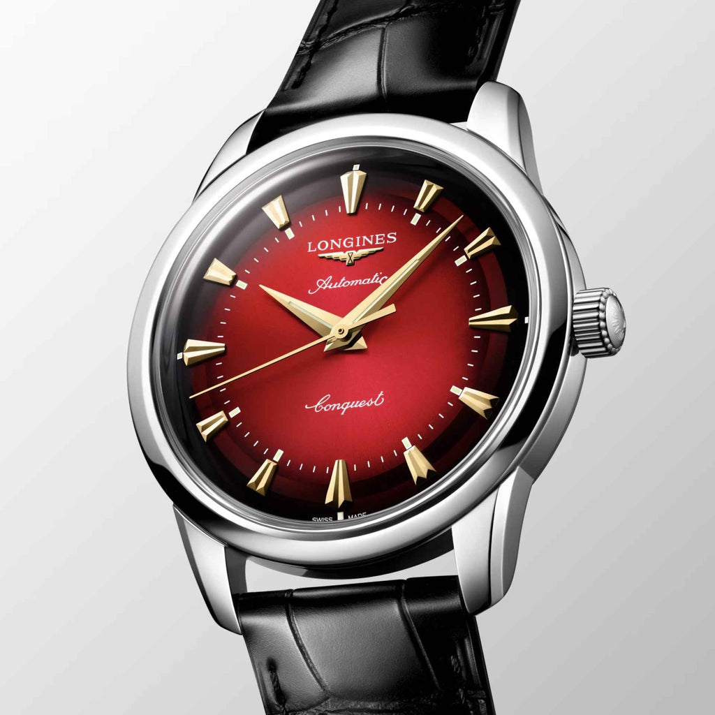 Orologio automatico con quadrante rosso, indici dorati e cinturino nero in pelle, cassa acciaio