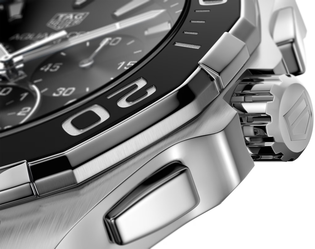 Orologio TAG Heuer Aquaracer: dettaglio cassa acciaio, corona e indici minuteria