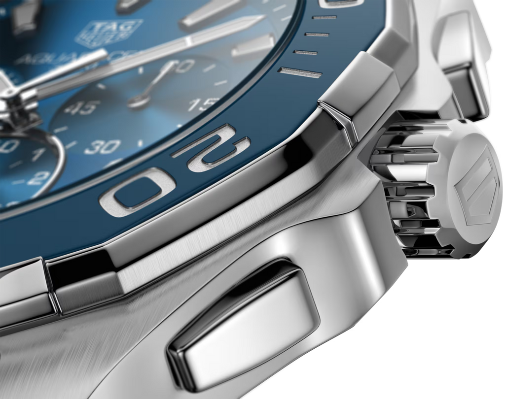 Cassa e corona dell’orologio TAG Heuer Aquaracer con quadrante blu visibile