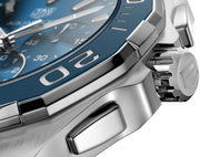 Cassa e corona dell’orologio TAG Heuer Aquaracer con quadrante blu visibile
