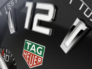 Quadrante nero TAG Heuer con logo e indici luminescenti.