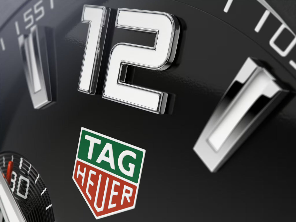 Quadrante nero TAG Heuer con logo e indici luminescenti.