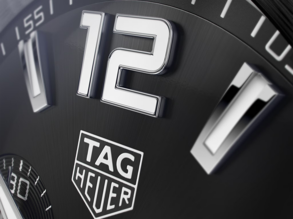 Quadrante dell’orologio TAG Heuer con numeri grandi e logo TAG Heuer in rilievo